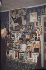 С.Д. Умников демонстрирует экспонаты в своём музее